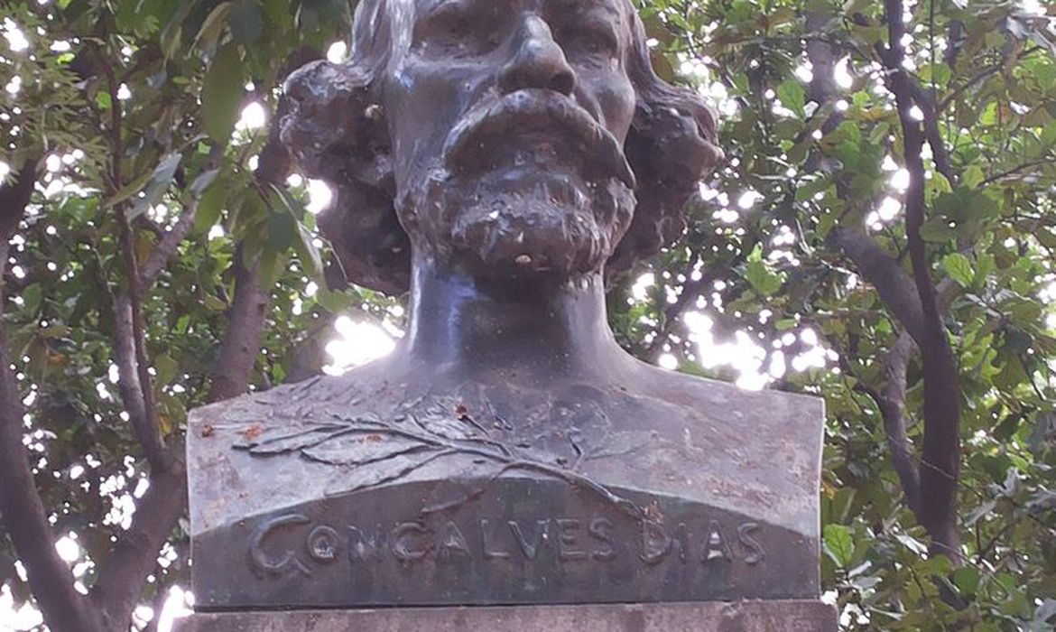 busto_goncalves_dias